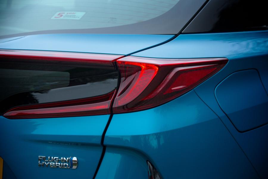 Детали экстерьера Toyota Prius Plug-in Hybrid 2017 года  (UK) (фото 9 из 28)
